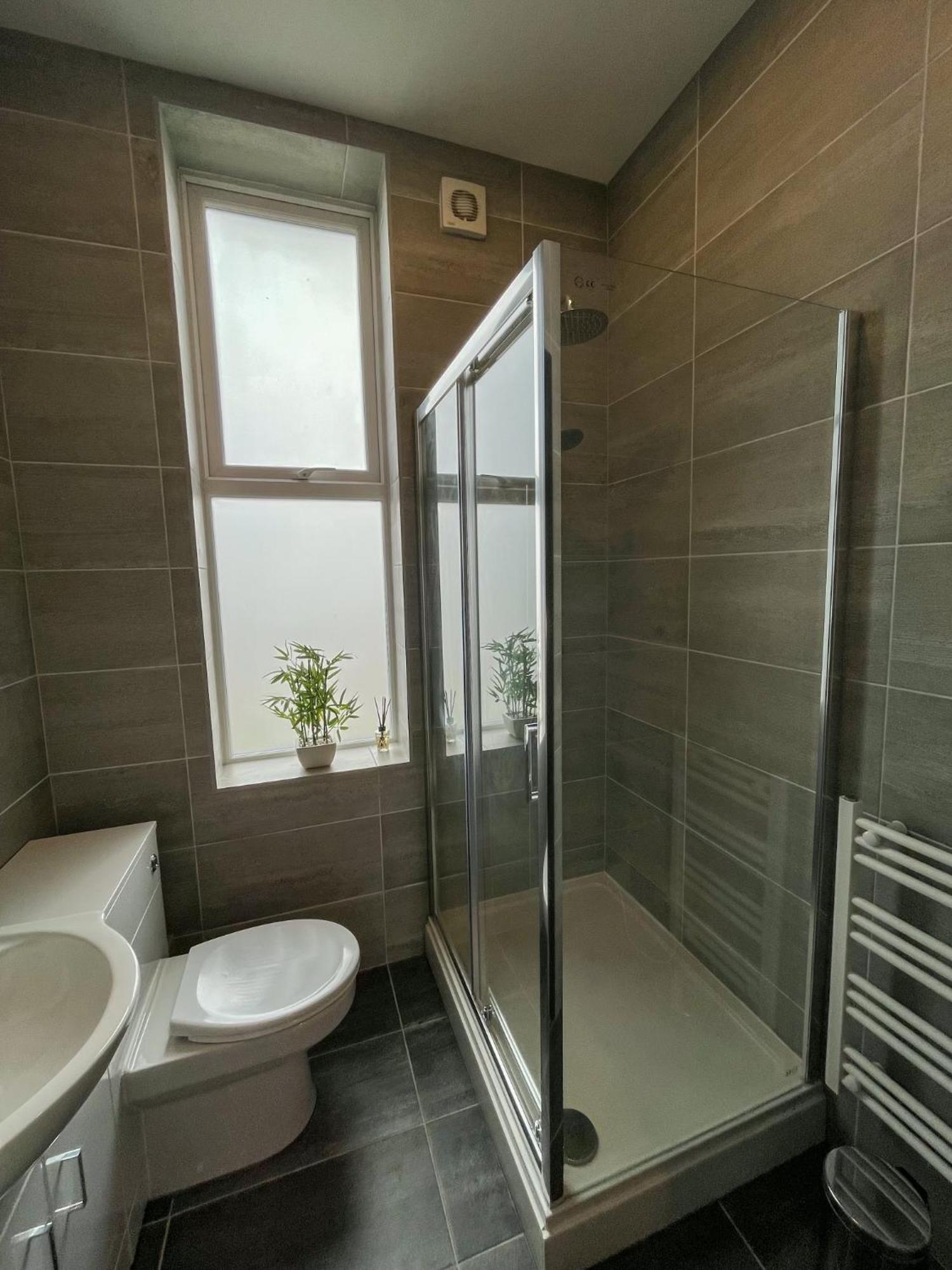 Gibson Manor Apartments Wallasey Room photo